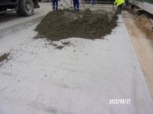 Wykonywanie warstwy nawierzchniowej z betonu cementowego na pasie włączenia Węzeł Szypliszki, km. 16+750