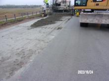 Wykonywanie warstwy nawierzchniowej z betonu cementowego na pasie wyłączenia Węzeł Suwałki Północ, km. 0+150