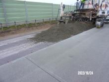 Wykonywanie warstwy nawierzchniowej z betonu cementowego na pasie wyłączenia Węzeł Suwałki Północ, km. 0+200